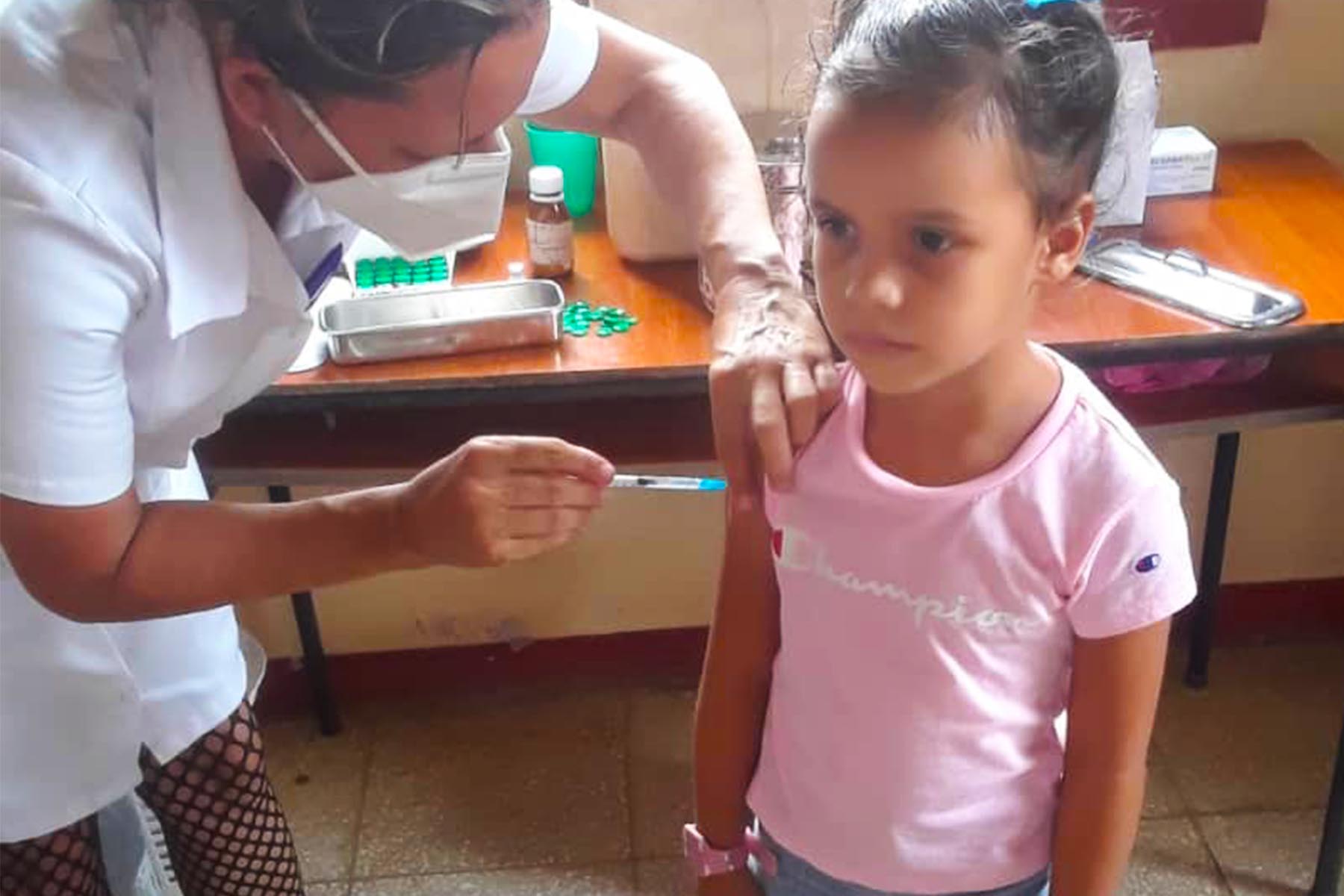 vacunación niña