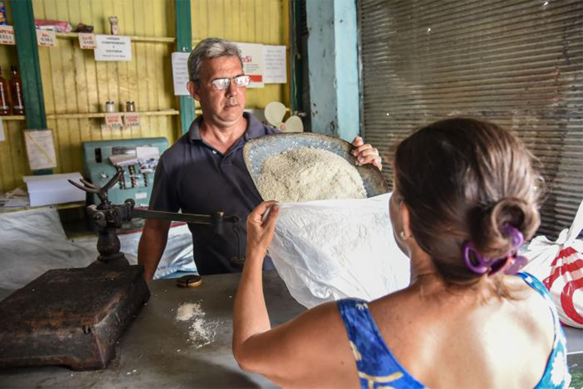 Venta de arroz normado en bodega cubana